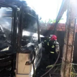 Chamas atingem ônibus em Rondonópolis e assustam moradores