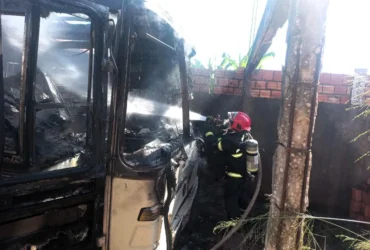 Chamas atingem ônibus em Rondonópolis e assustam moradores