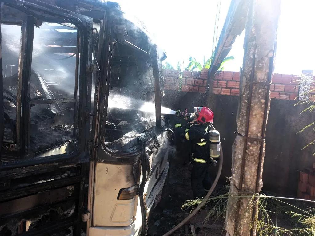 Chamas atingem ônibus em Rondonópolis e assustam moradores