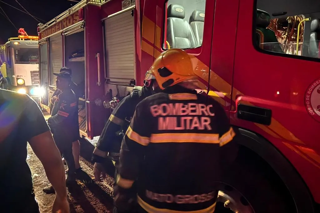 Bombeiros controlam incêndio em residência em Campo Novo do Parecis (MT)