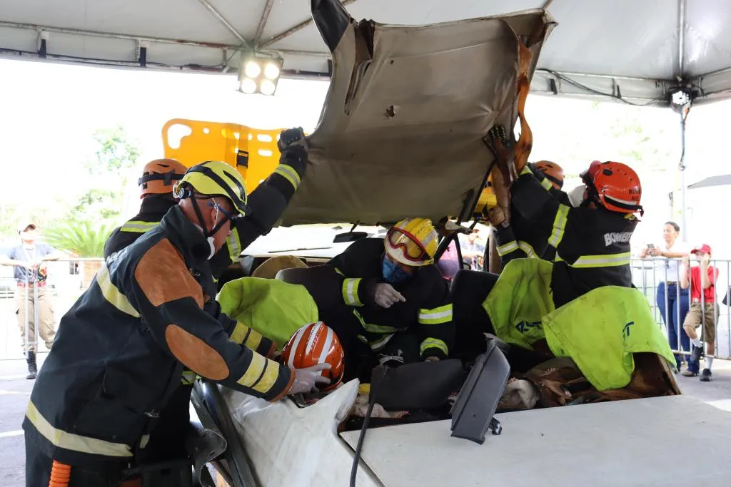 Bombeiros de Mato Grosso demonstram agilidade em desafio de salvamento veicular