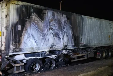 Bombeiros controlam incêndio em carreta de carne na BR-163 em Mato Grosso