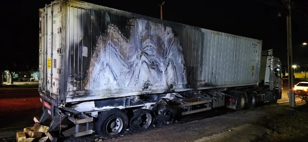 Bombeiros controlam incêndio em carreta de carne na BR-163 em Mato Grosso