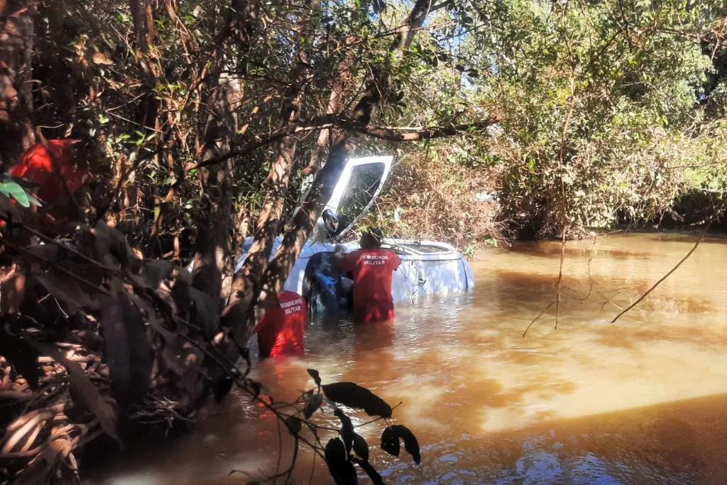 Corpos são resgatados após carro cair de ponte na em Mato Grosso