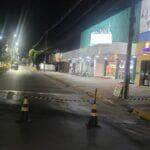 Motorista abandonou o veículo após a colisão em frente à Feira do Produtor; Guarda Civil Municipal acionou a Energisa para os reparos na rede elétrica