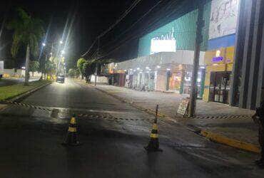 Motorista abandonou o veículo após a colisão em frente à Feira do Produtor; Guarda Civil Municipal acionou a Energisa para os reparos na rede elétrica