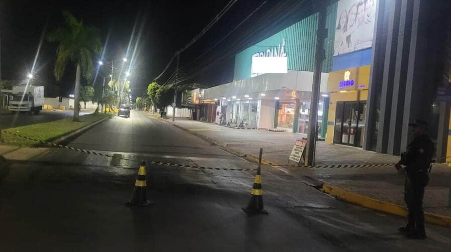 Motorista abandonou o veículo após a colisão em frente à Feira do Produtor; Guarda Civil Municipal acionou a Energisa para os reparos na rede elétrica