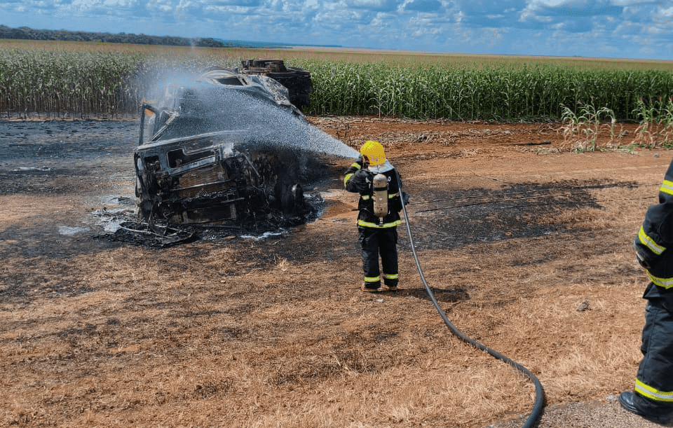 Carreta com combustível pega fogo após colisão em rodovia de Mato Grosso