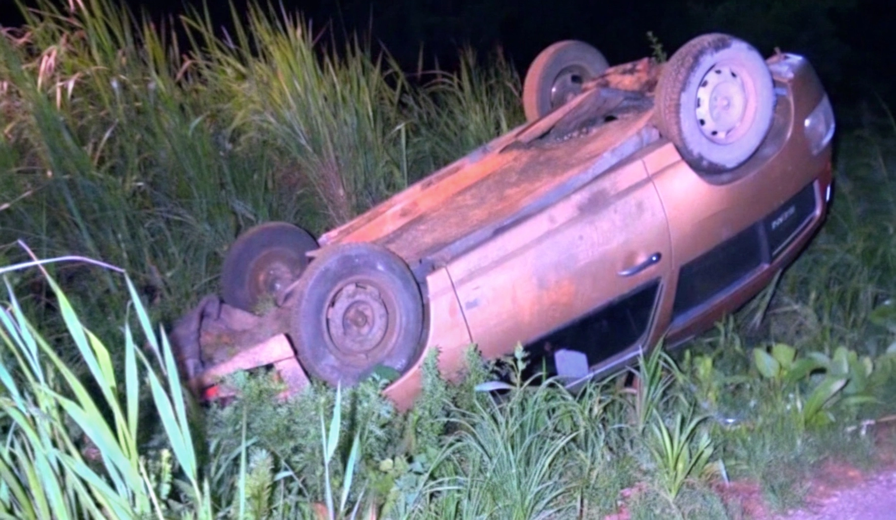Carro capota em Mato Grosso ao desviar de caminhão sem sinalização na MT-423