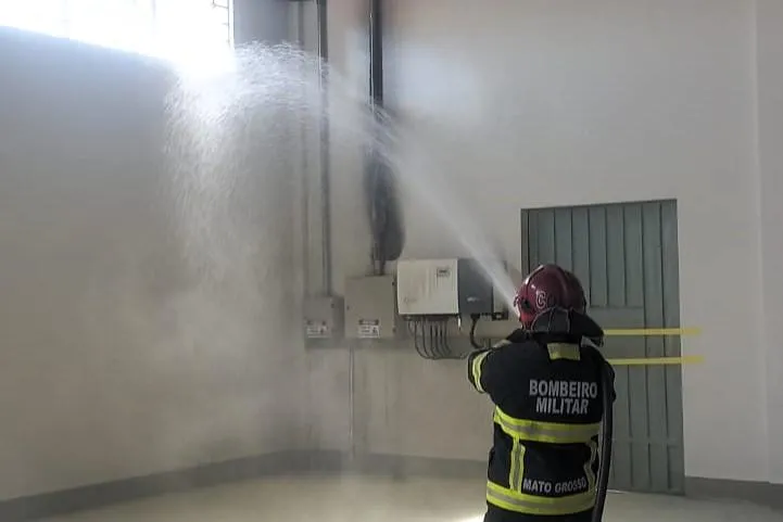 Princípio de incêndio atinge sistema fotovoltaico em empresa de Mato Grosso