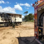 Carreta com carga de algodão pega fogo em Mato Grosso e mobiliza bombeiros