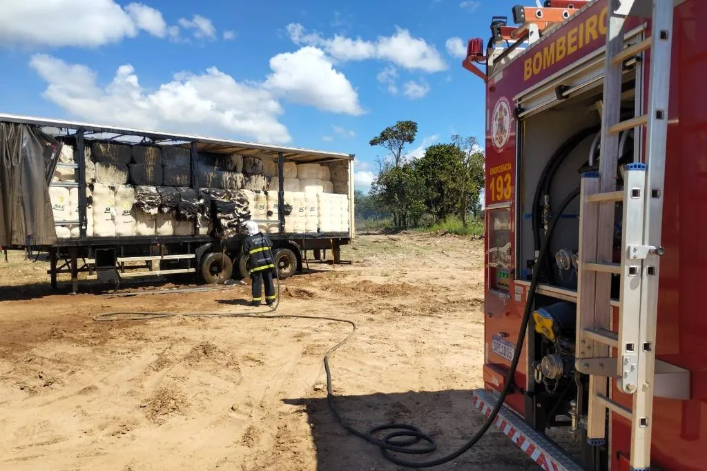 Carreta com carga de algodão pega fogo em Mato Grosso e mobiliza bombeiros