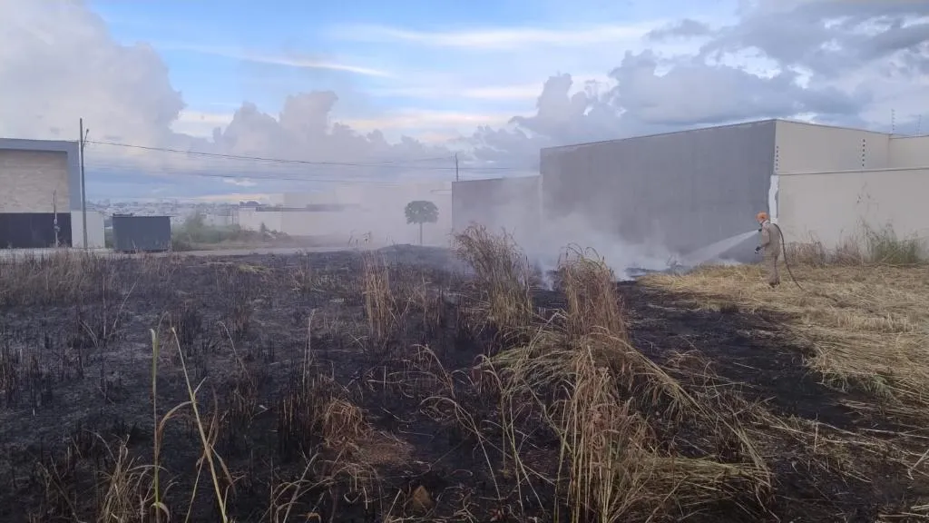 Bombeiros se mobilizam para controlar incêndio em Primavera do Leste