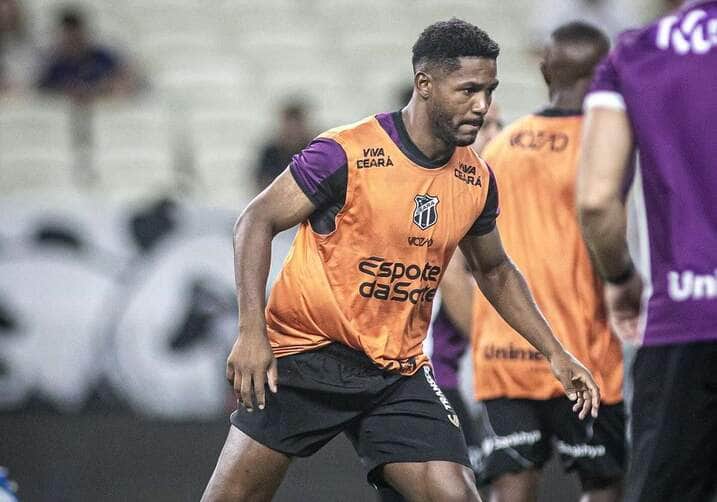 Ceará x Vitória: Onde assistir, escalações e tudo sobre o clássico nordestino pelo Brasileirão 2025. Imagem: Felipe Santos Ceará SC