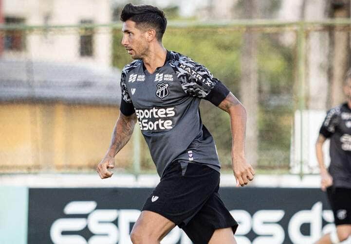 Santos x Ceará: onde assistir, escalações e tudo sobre o confronto desta segunda pelo Brasileirão 2025. Imagem: Gabriel Silva Ceará SC