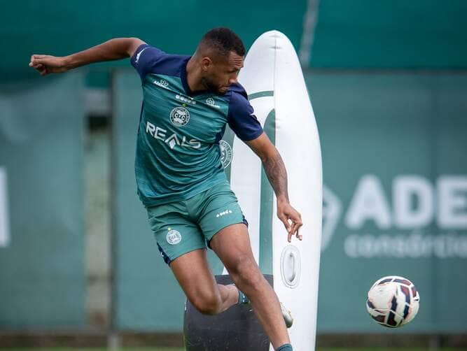 Criciúma recebe o Coritiba nesta segunda (26): onde assistir e prováveis escalações. Imagem: Gabriel Thá/Coritiba