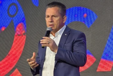 Governador de Mato Grosso critica burocracia ambiental em evento nacional
