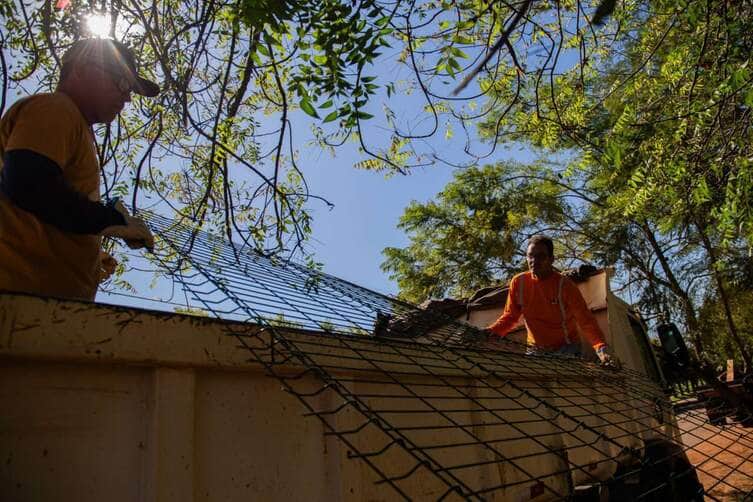 Grades retiradas das praças públicas de Rondonópolis começam a ser reaproveitadas no cercamento de espaços públicos