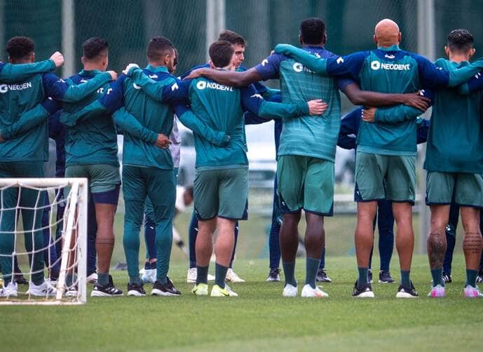 Coritiba x Avaí: Onde assistir, escalações e tudo sobre o confronto da Série B. Imagem: JP Pacheco Coritiba