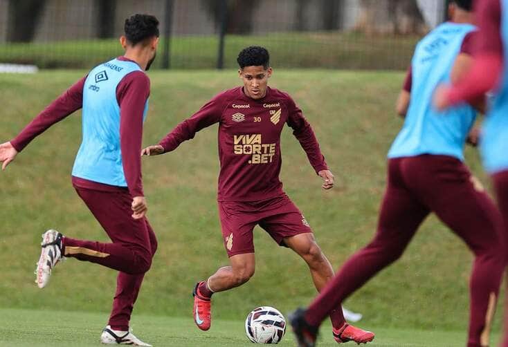 Vila Nova x Athletico: onde assistir, escalações e tudo sobre o confronto pela Série B. Imagem: José Tramontin athletico.com.br