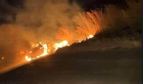 Fogo consumiu completamente o veículo e se espalhou pela vegetação às margens da rodovia; Corpo de Bombeiros controlou as chamas e não houve vítimas