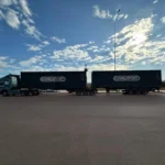 Conteiner carregam peças da base e insertes que serão usados na construção da estrutura