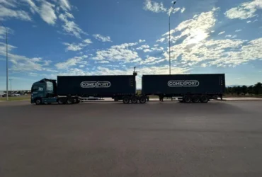 Conteiner carregam peças da base e insertes que serão usados na construção da estrutura