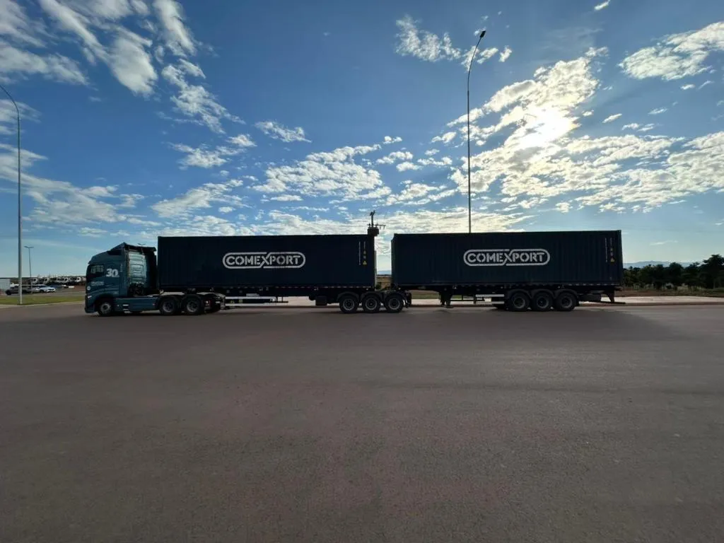 Conteiner carregam peças da base e insertes que serão usados na construção da estrutura