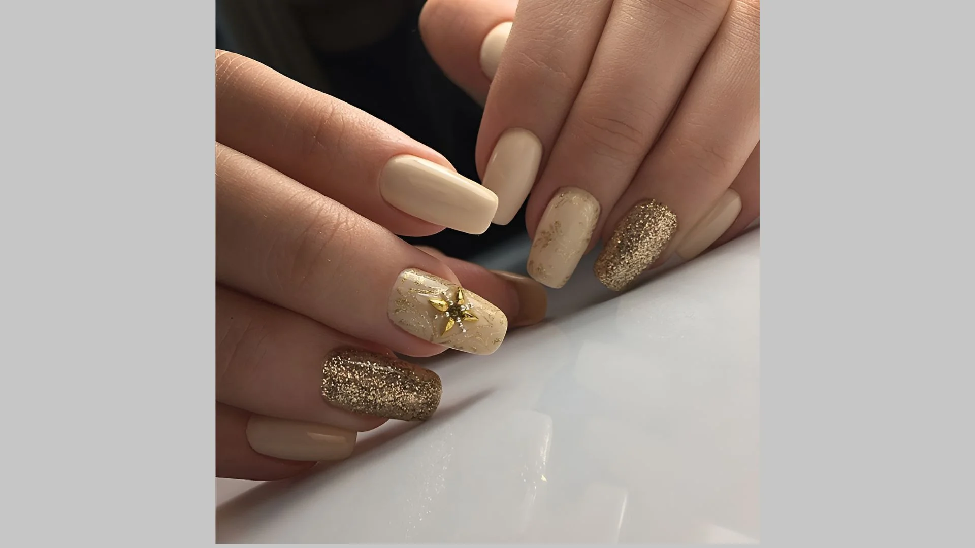 Manicure dourada minimalista em unhas quadradas com linhas finas.