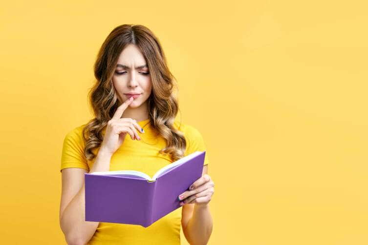 Mulher lendo livro