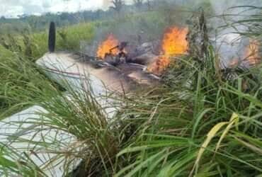 Força-tarefa intercepta aeronave com 200 kg de skunk e traficantes incendeiam avião antes de fugir