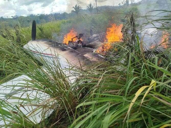 Força-tarefa intercepta aeronave com 200 kg de skunk e traficantes incendeiam avião antes de fugir