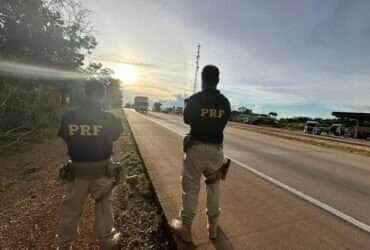 Oficiais da PRF ao lado de rodovia