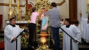 Prefeita de Várzea Grande e primeiro-cavalheiro coroam Nossa Senhora da Guia