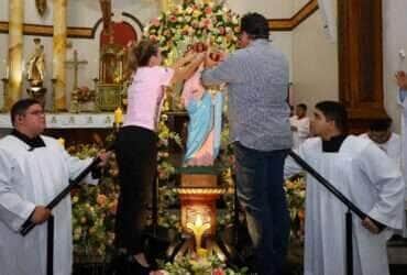 Prefeita de Varzea Grande e primeiro cavalheiro coroam Nossa Senhora da Guia -CenárioMT