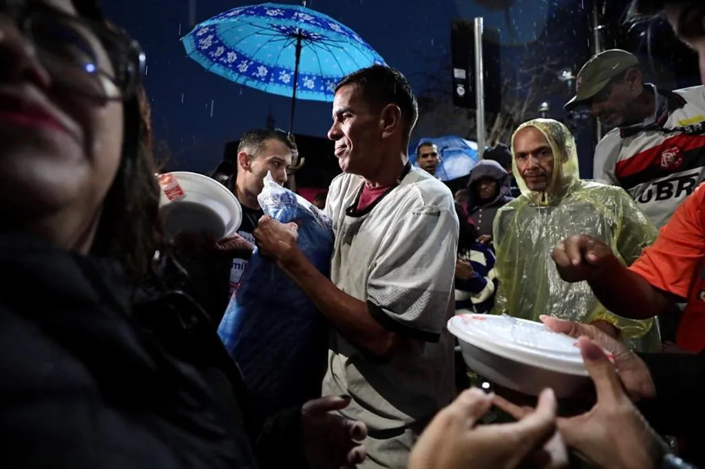 Primeira-dama de Mato Grosso promove entrega de alimentos e cobertores em ação social