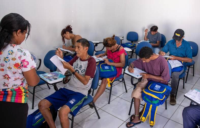 Programa Mais MT Muxirum leva alfabetização a pessoas em situação de rua em Rondonópolis