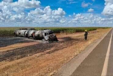 Acidente ocorreu na manhã deste sábado (10), a cerca de 110 km de Nova Mutum; caminhão transportava líquido inflamável e provocou incêndio de grandes proporções