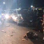 Acidente ocorreu na noite de sexta-feira (17), no km 829 da rodovia. Todos os 16 ocupantes dos veículos envolvidos saíram ilesos.