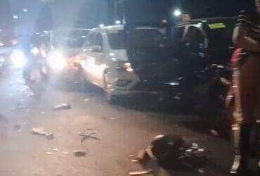 Acidente ocorreu na noite de sexta-feira (17), no km 829 da rodovia. Todos os 16 ocupantes dos veículos envolvidos saíram ilesos.