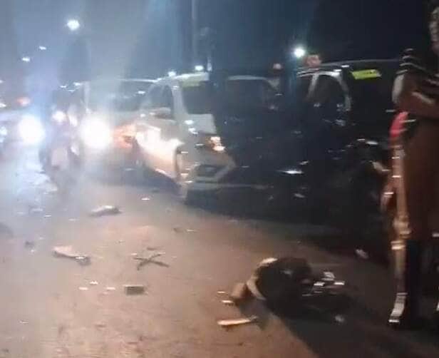 Acidente ocorreu na noite de sexta-feira (17), no km 829 da rodovia. Todos os 16 ocupantes dos veículos envolvidos saíram ilesos.