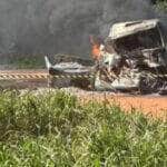 Acidente foi provocado por estouro de pneu do caminhão, que invadiu a pista contrária; caminhonete incendiou com o impacto
