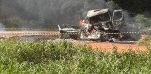 Acidente foi provocado por estouro de pneu do caminhão, que invadiu a pista contrária; caminhonete incendiou com o impacto