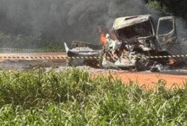 Acidente foi provocado por estouro de pneu do caminhão, que invadiu a pista contrária; caminhonete incendiou com o impacto