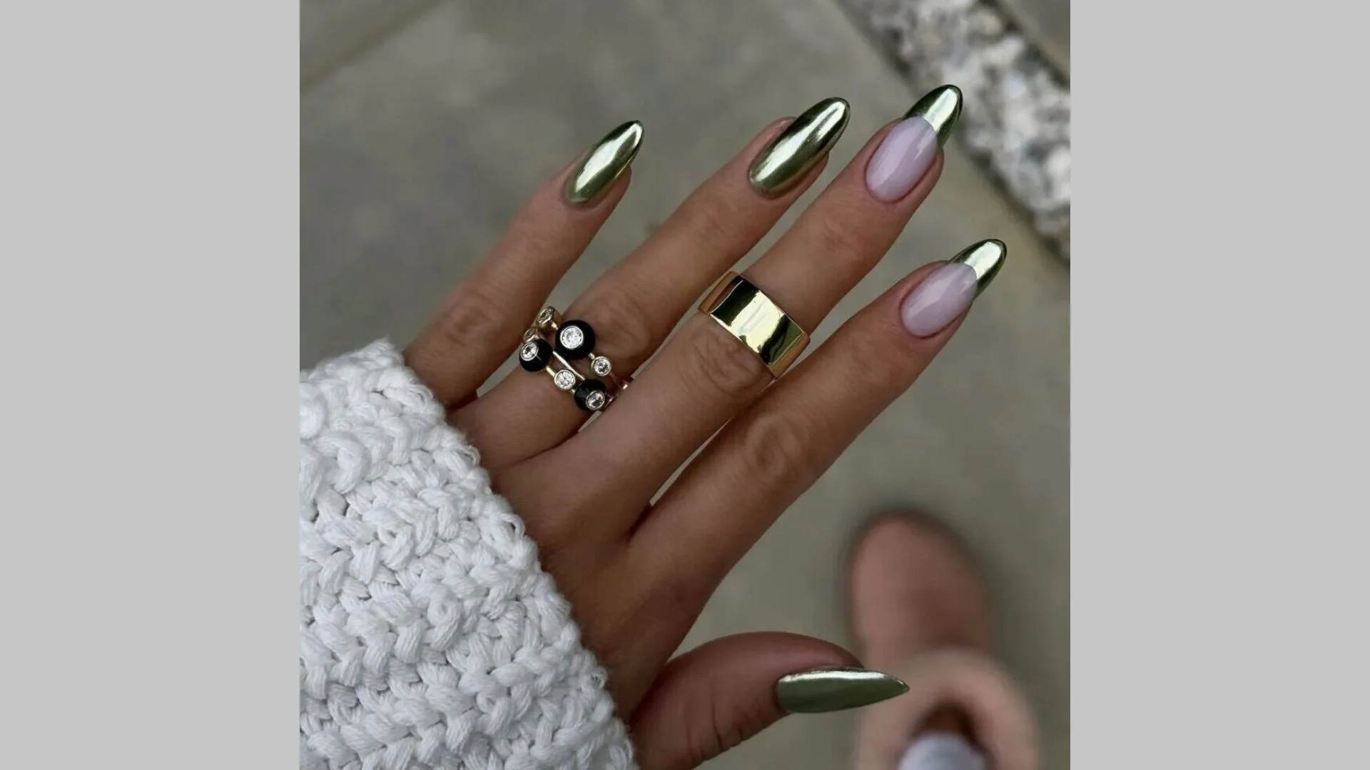 Unhas em forma de amêndoa com brilho dourado e efeito de flash de luz