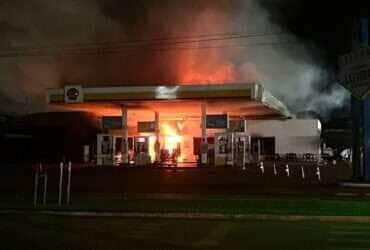 Incêndio de grandes proporções destrói conveniência e cozinha de restaurante em posto de combustível no centro de Vera