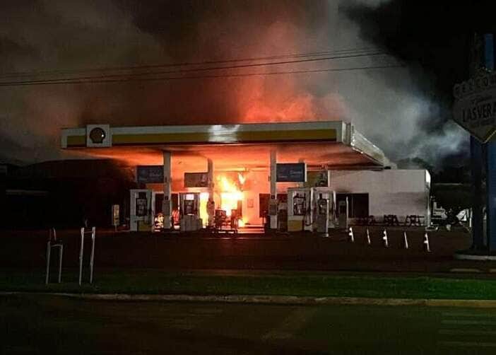 Incêndio de grandes proporções destrói conveniência e cozinha de restaurante em posto de combustível no centro de Vera