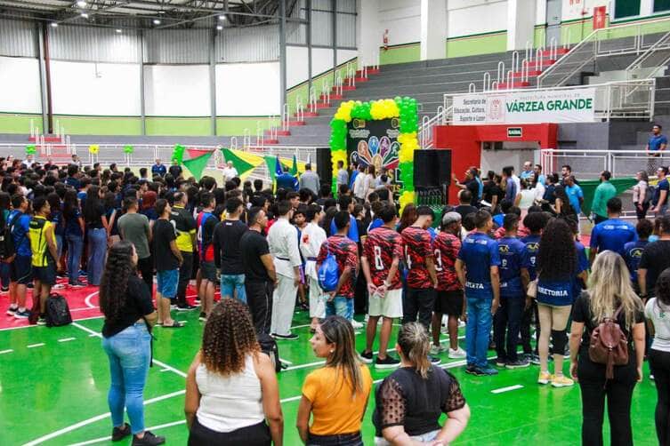 Várzea Grande premia vencedores dos Jogos Estudantis 2025 em solenidade