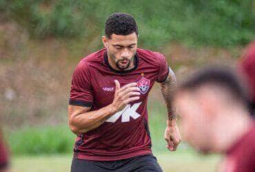 Vitória x Santos: onde assistir, prováveis escalações e como chegam os times para o duelo de desesperados no Brasileirão 2025. Imagem: Victor Ferreira EC Vitória