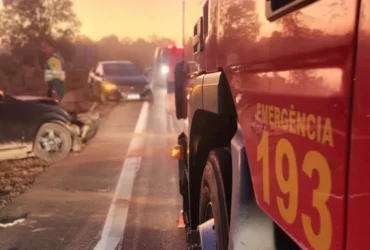 Bombeiros resgatam vítimas após capotamento em rodovia de Mato Grosso